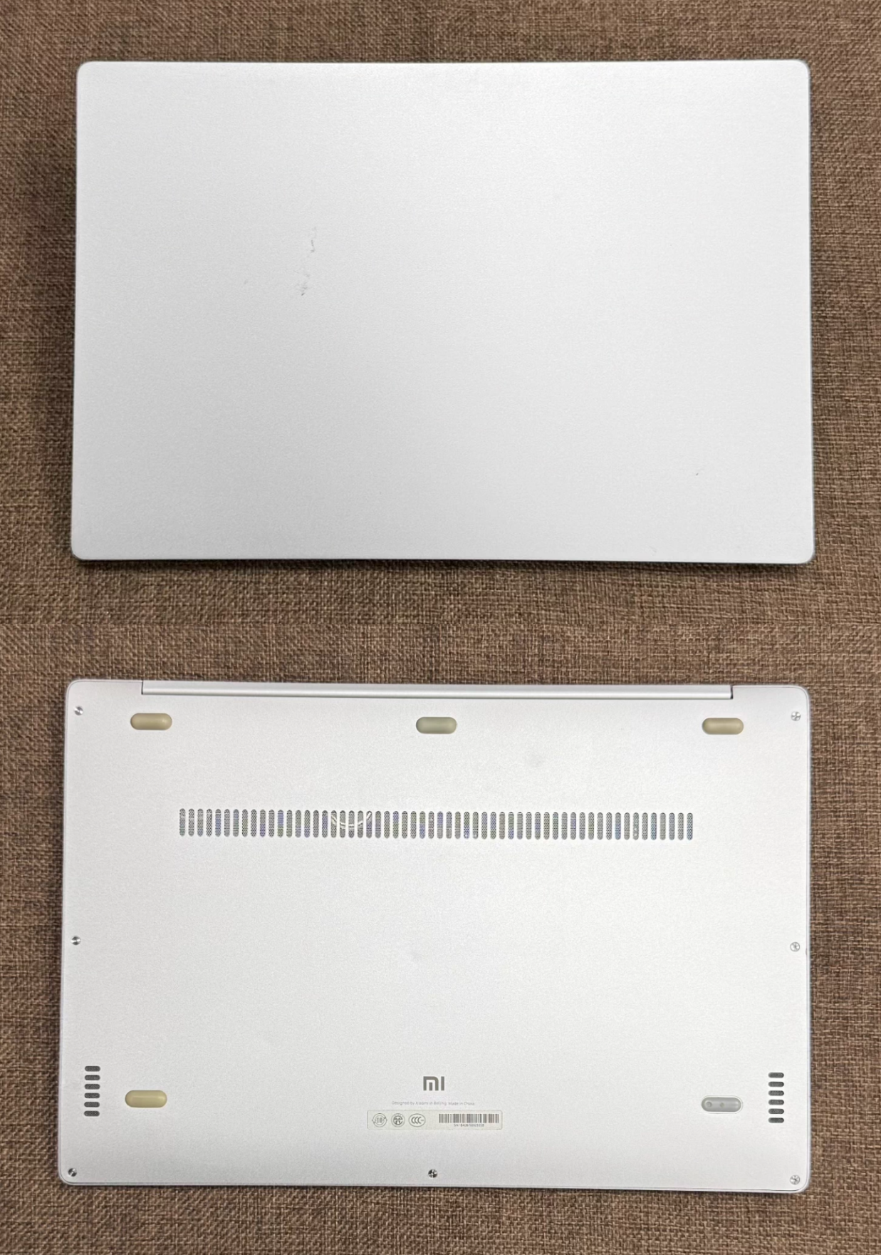 看看这干净的A面和整洁的D面，金属喷砂工艺非常细腻，质感越级